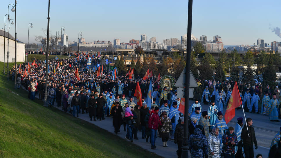По данным Казанской епархии, в шествии приняли участие около 4 тыс. человек 