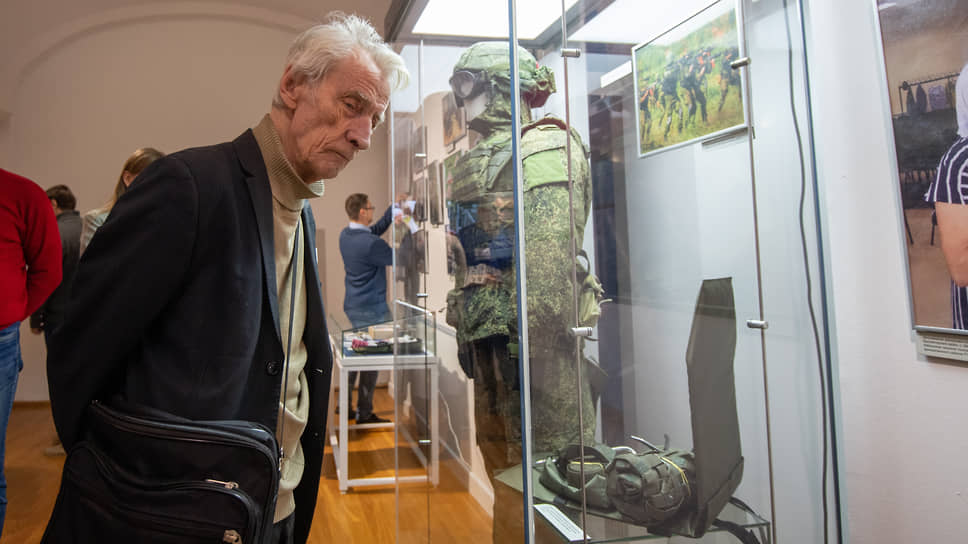 Посетитель выставки рассматривает экипировку мобилизованного на СВО 