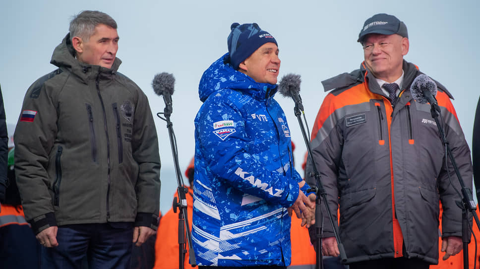 Глава Татарстана Рустам Минниханов был на церемонии в униформе гоночной команды «КамАЗ-мастер»