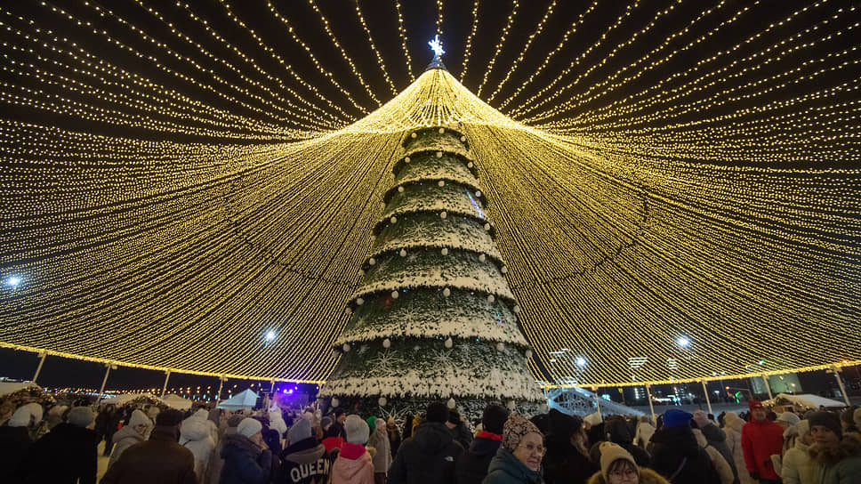 Высота главной казанской елки составляет 35 метров, она является одной из самых больших елок в стране 