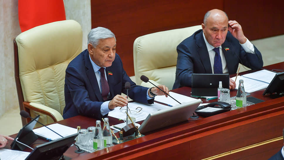 Фарид Мухаметшин (слева) считает, что Марат Ахметов (справа) «отлично» заменил бы его на посту спикера Госсовета Татарстана
