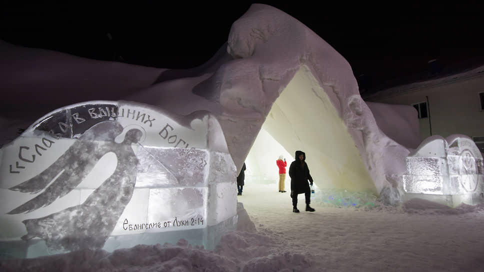 Ледовые и снежные скульптуры возведены на монастырской площади