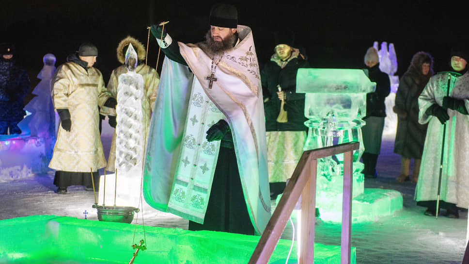 Обряд освящения воды провел наместник Раифского Богородицкого мужского монастыря игумен Гавриил