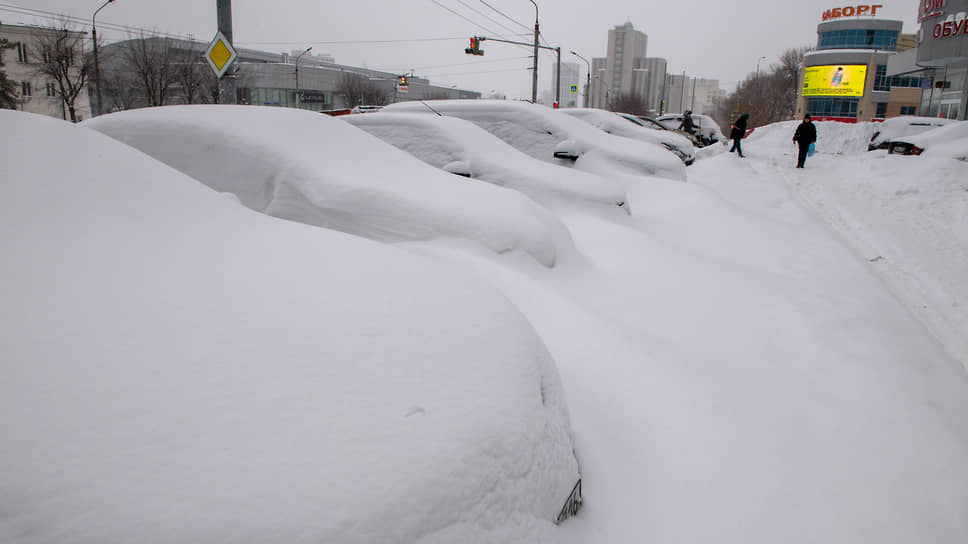 Во время снежной бури власти призывали население не выезжать на автомобилях 