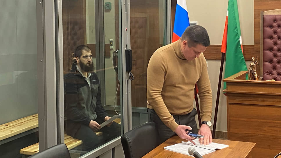 Подозреваемый Тарлан Халилов (на заднем плане).