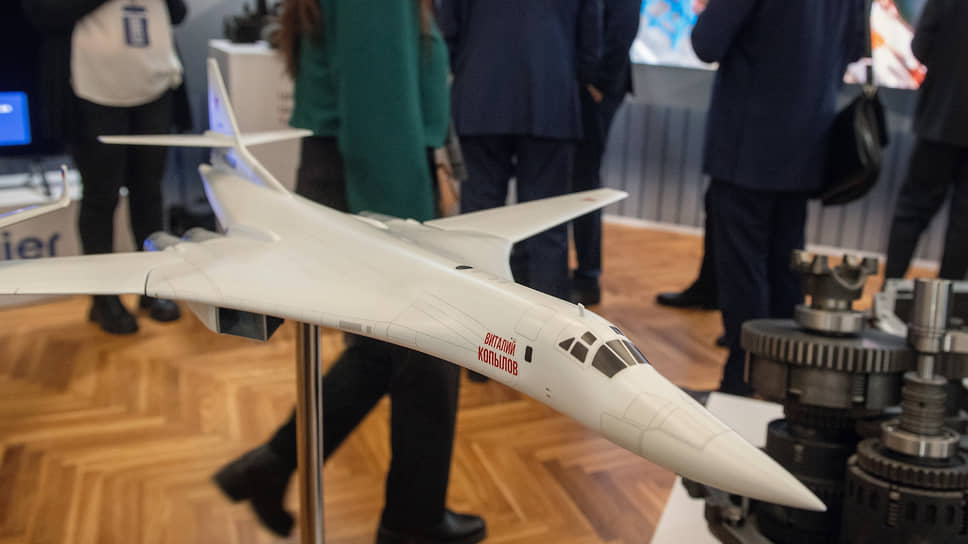 Модель произведенного на Казанском авиазаводе межконтинентального сверхзвукового стратегического бомбардировщика-ракетоносца с крылом изменяемой Ту-160. Самолет, получивший имя бывшего директора завода Виталия Копылова, был передан ВВС РФ в 2008 году