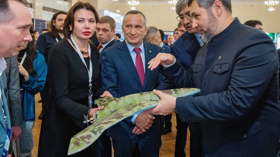 Дрон привлек внимание министра промышленности и торговли Татарстана Олега Коробченко (справа)