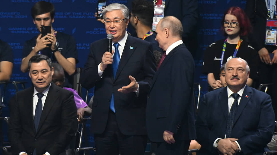 Присутствовавший на церемонии президент Казахстана Касым-Жомарт Токаев (второй слева) предложил провести у себя в стране вторые «Игры будущего» в 2025 году