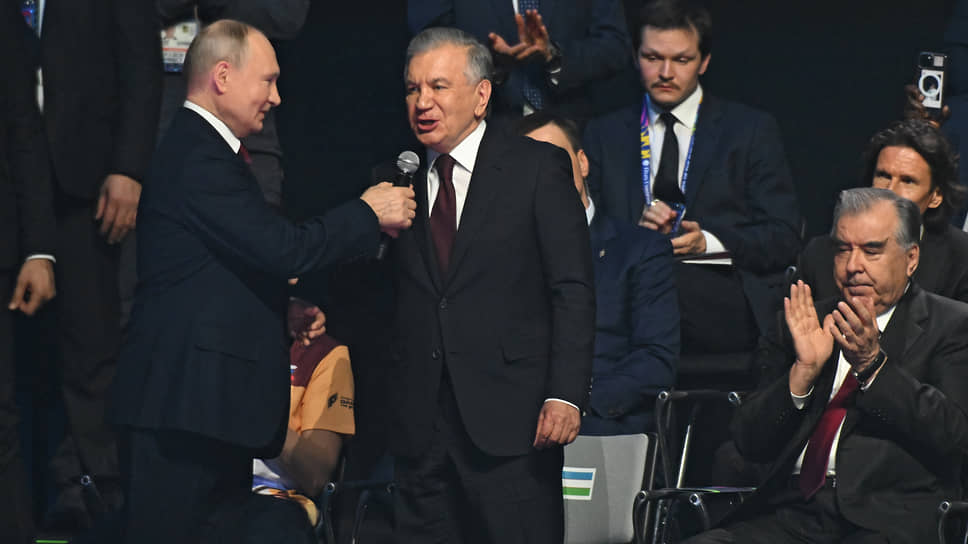 Президент Узбекистана Шавкат Мирзиеев (второй слева) заявил о готовности принять «Игры будущего» в 2026 году