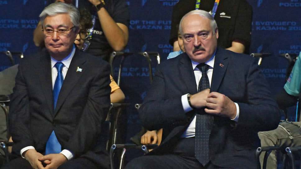 Президент Казахстана Касым-Жомарт Токаев (слева) и президент Белоруссии Александр Лукашенко (справа) на церемонии открытия «Игр будущего»