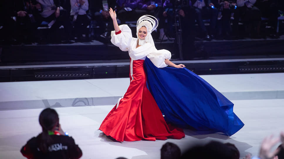Модель, представляющая Россию, на церемонии открытия «Игр будущего»