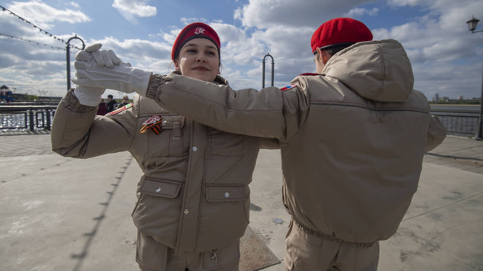 Акция «Вальс Победы» на Кремлевской набережной