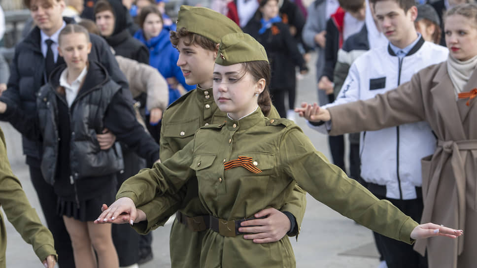 Акция «Вальс Победы» на Кремлевской набережной