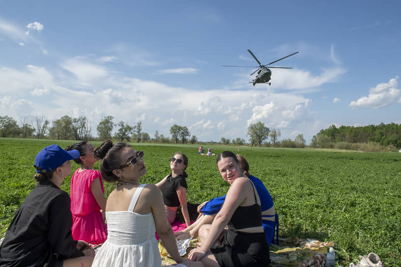 Фестиваль авиамодельного спорта «КАИнки». Студенты наблюдают за показательным выступлением вертолета Ми-17В-5