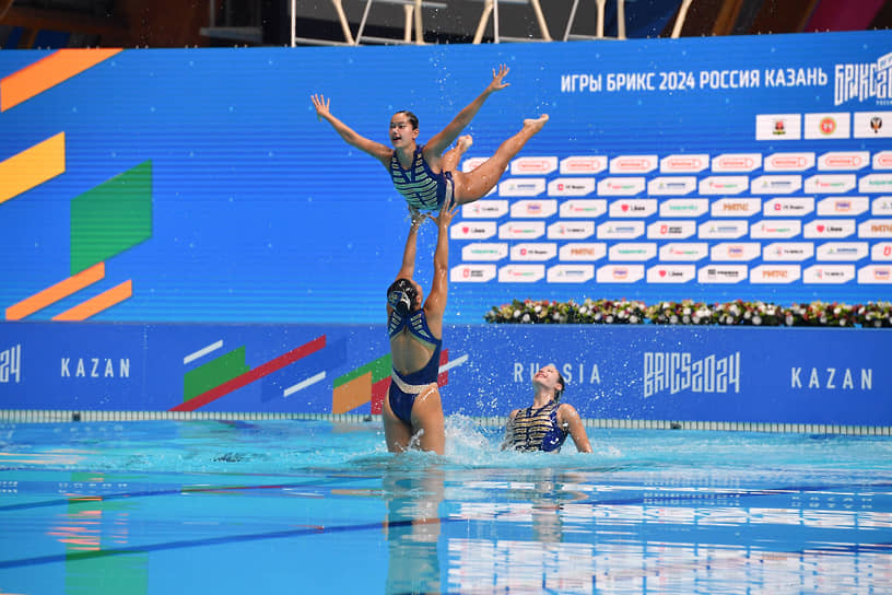Спортивные игры стран БРИКС. Синхронное плавание. Спортсменки Таиланда во время выступления.