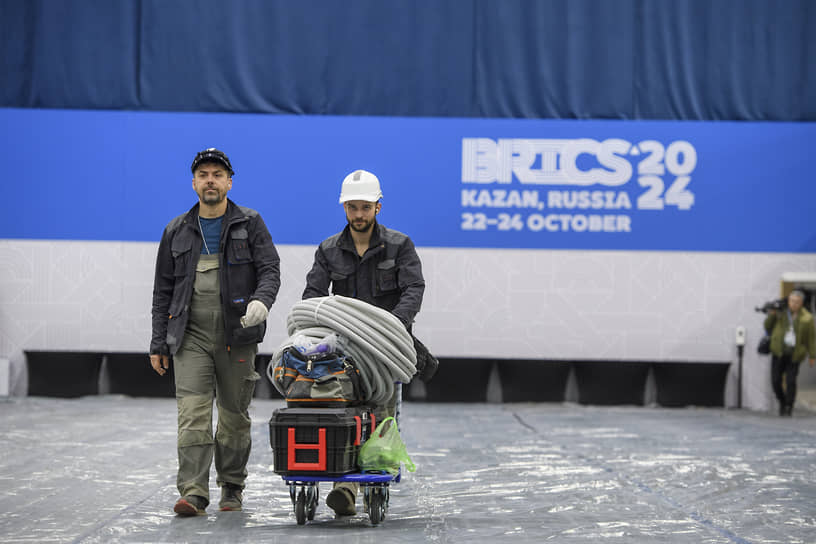 Подготовительные работы в пресс-центре МВЦ «Казань Экспо»