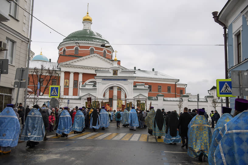 Крестный ход с чудотворным образом Казанской иконы Божией Матери от Благовещенского собора до Казанского Богородицкого монастыря