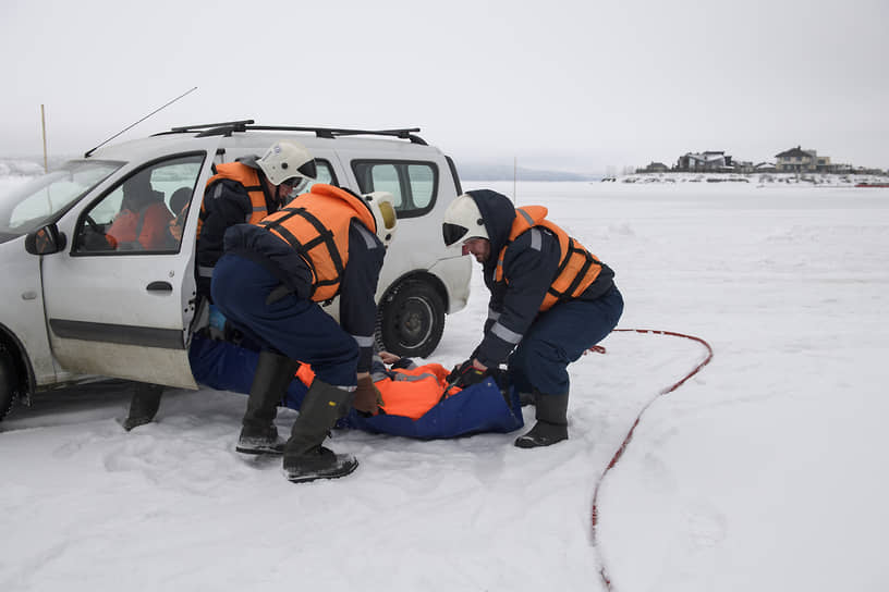 Учения по оказанию помощи при ДТП с провалом автотехники под лёд 