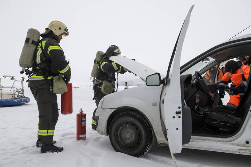 Учения по оказанию помощи при ДТП с провалом автотехники под лёд 