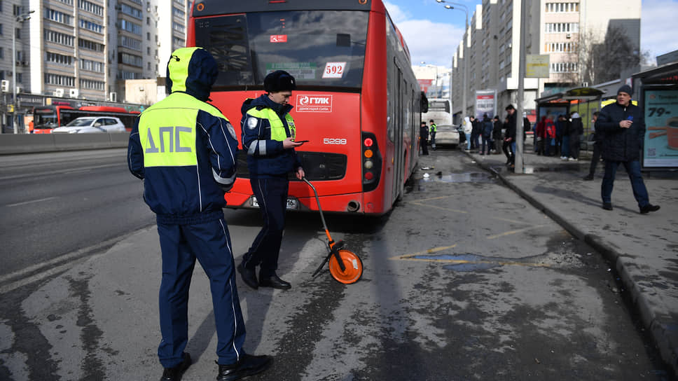 В Казани водитель каршеринга въехал в остановку с людьми: 11 человек пострадали