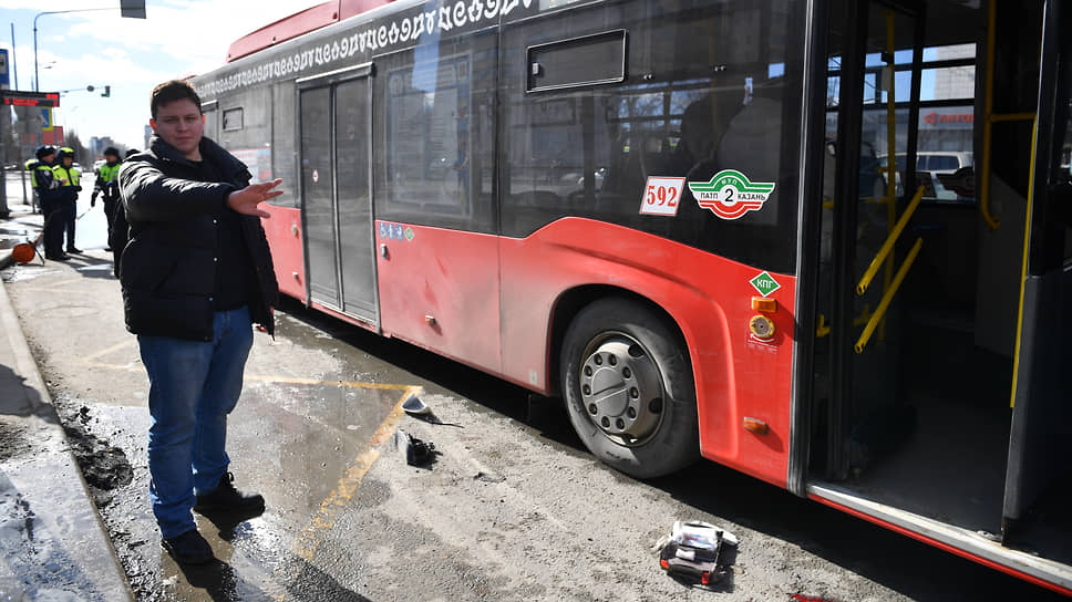 В Казани водитель каршеринга въехал в остановку с людьми: 11 человек пострадали