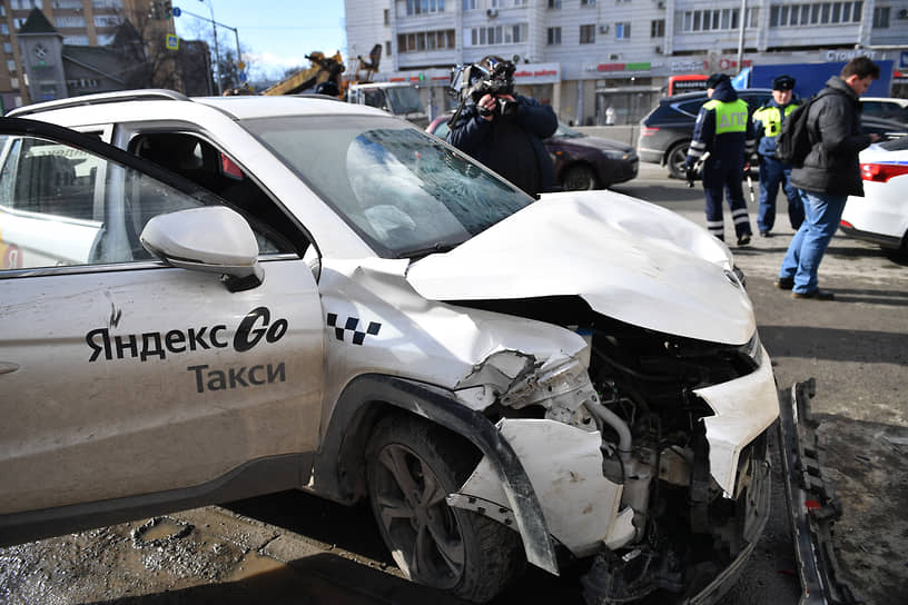 В Казани водитель каршеринга въехал в остановку с людьми: 11 человек пострадали