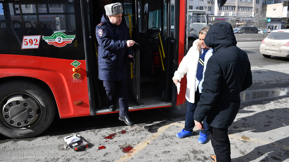 В Казани водитель каршеринга въехал в остановку с людьми: 11 человек пострадали