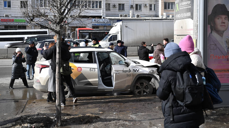 В Казани водитель каршеринга въехал в остановку с людьми: 11 человек пострадали