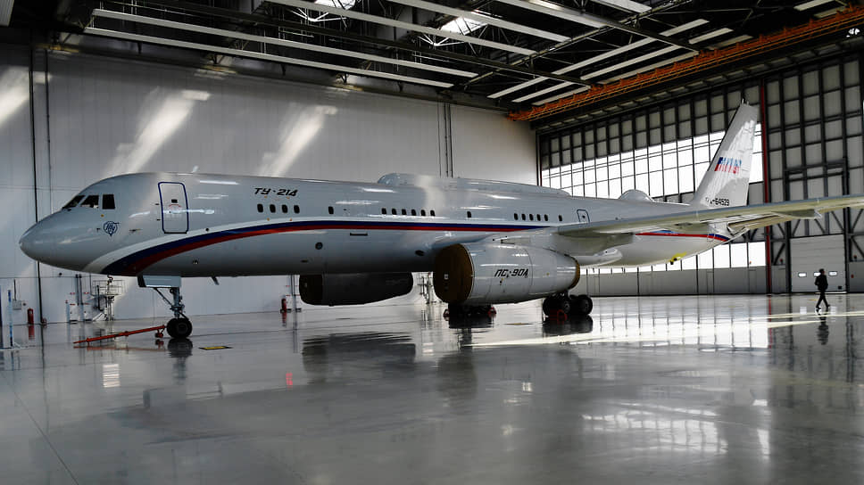 Самолет Ту-214 в ангаре Казанского авиационного завода имени С.П. Горбунова в 2019 году