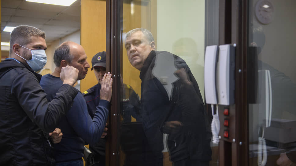 После оглашения приговора один из близких подошел к камере и сказал: «Могло быть и хуже»