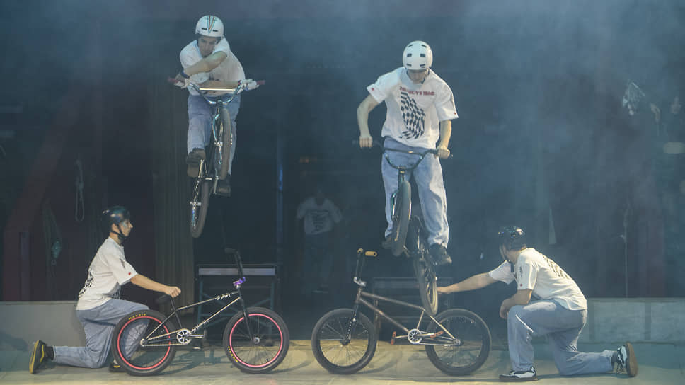 Номер вело акробаты «BMX Bro», постановка Евгения Залесского. Премьера экстрим-шоу «ОдержиМЫе» в Казанском цирке.