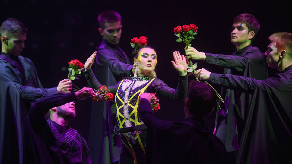 Воздушная гимнастка Валерия Шешукова на трапеции, номер «Преодоление». Премьера экстрим-шоу «ОдержиМЫе» в Казанском цирке.