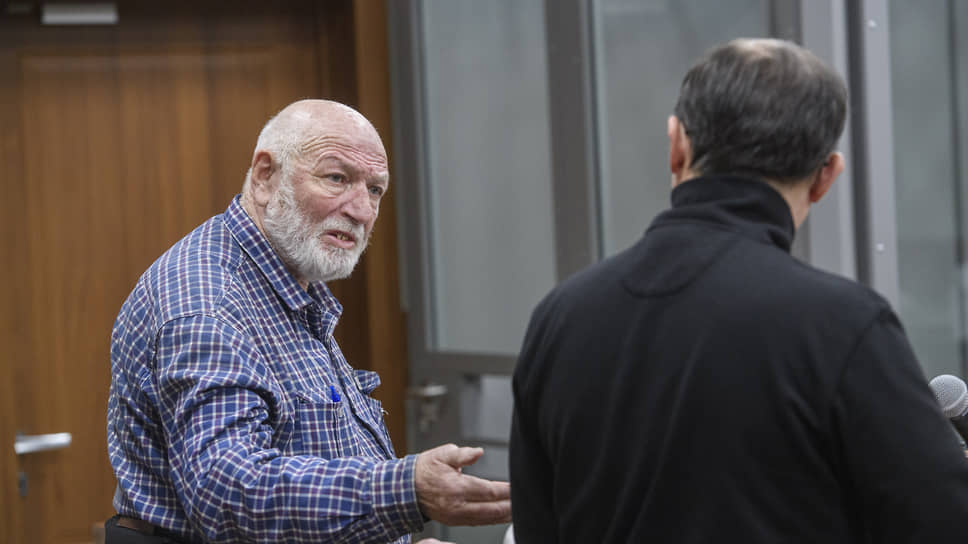 Владелец промбазы в Самосырово Иосиф Лифшиц пытается задать вопрос одному из свидетелей, после чего судья сделает ему замечание