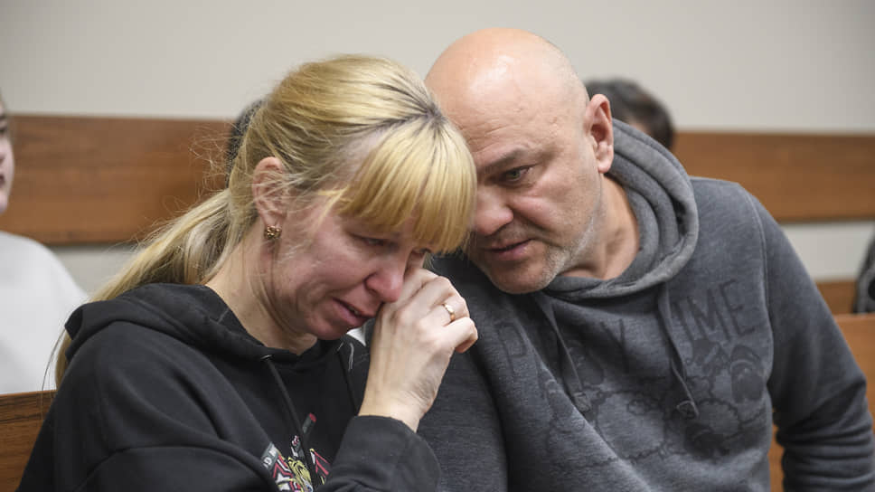 Близкие погибшей не смогли сдержать эмоции после рассказа сотрудницы службы «112»