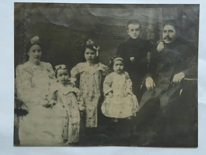 Первое фото Салиха Сайдашева (второй справа) с семьей Хамитова Насретдина Хуснутдиновича, первого воспитателя композитора. 1909-1910 гг. Отец Салиха Сайдашева умер за несколько недель до рождения сына. Композитор был десятым ребенком у родителей и воспитывался в семье сестры, жены татарского просветителя Шигаба Ахмерова.

