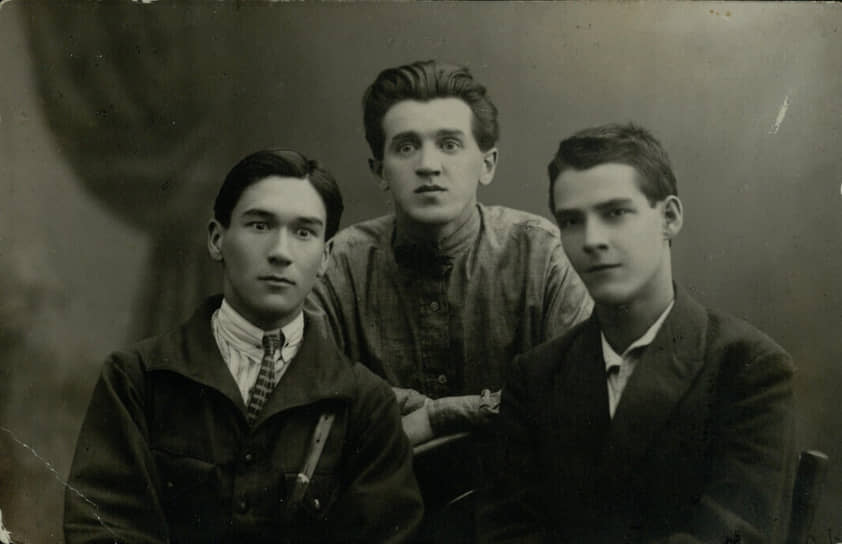 Салих Сайдашев с сотрудниками радиокомитета: Исмагилем Усмановым и Аделем Кутуем.

