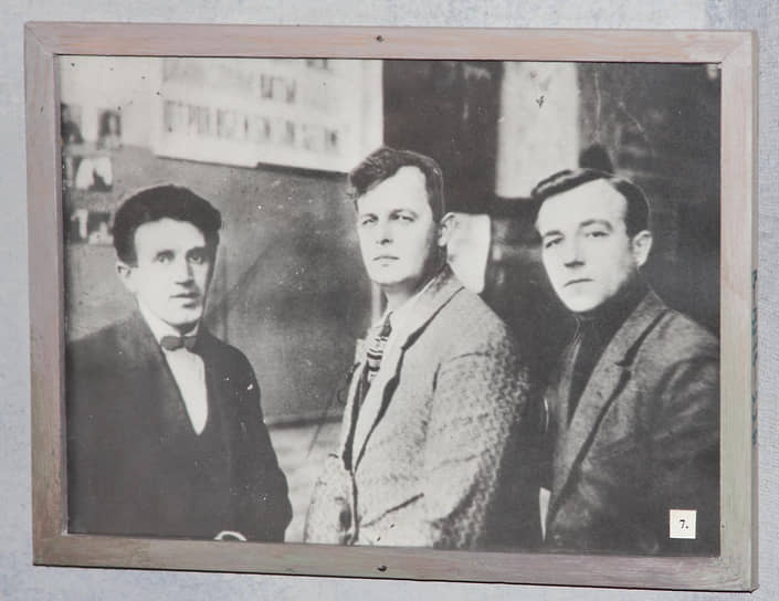 Салих Сайдашев с коллегами по театру: художник Петр Сперанский, хореограф Гай Тагиров. Композитор работал в театре Г. Камала до 1948 года.

