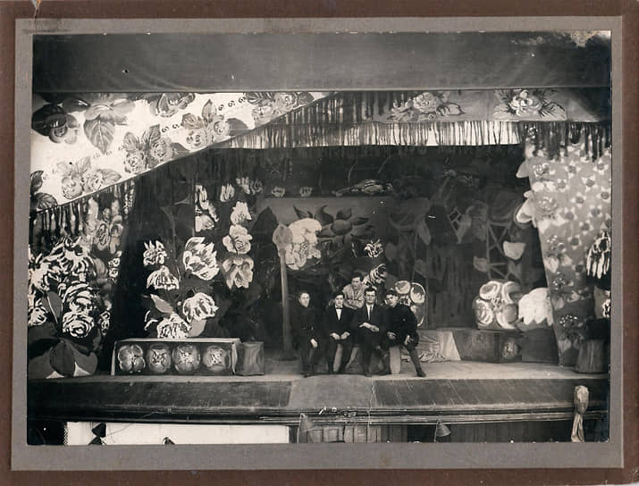 Cалих Сайдашев, Фатхи Бурнаш, Сулейман Валеев-Сульва на сцене с декорацией спектакля «Голубая шаль», 1926-1930.

