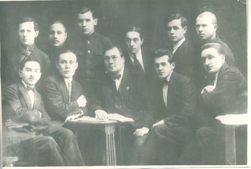 Салих Сайдашев среди татарских музыкантов. В центре – Файзулла Туишев, первый татарский профессиональный гармонист и народный артист Татарской АССР.

