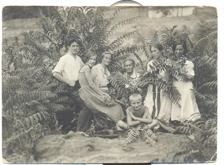 Салих Сайдашев и актрисы Гулсюм Болгарская, Магисарвар Сакаева, Нагима Таждарова и другие во время гастролей в Ашхабад.

