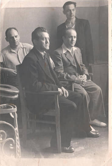 Салих Сайдашев (в центре), советский композитор, профессор Московской консерватории Альберт Леман (слева), татарский композитор Джаудат Файзи (справа на стуле) в Казанской консерватории.

