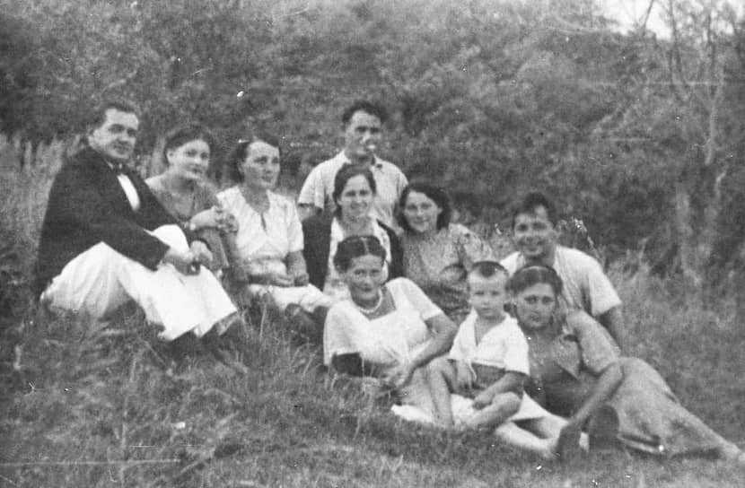 Салих Сайдашев в гостях у композитора Джаудата Файзи. Композиторы вместе учились. Файзи писал о Салихе Сайдашеве: «Он всегда оставался самим собой - скромным, благожелательным. Он был душевным ко всему новому, ко всему талантливому».

