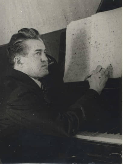 Композитор Салих Сайдашев за работой. В 1934 году Сайдашев поступил в студию при Московской консерватории. В то время он совмещал учебу с работой.

