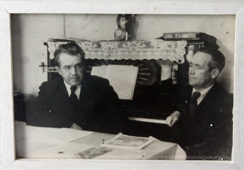 Салих Сайдашев с другом – поэтом Мухамматом Садри в своей квартире в доме по адресу Горького, 13.

