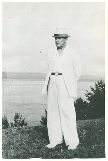 Одна из последних фотографий Салиха Сайдашева в августе 1954 года. Состояние композитора ухудшилось на фоне длительной депрессии. Племянник композитора положил его в больницу. Врачи нашли у Салиха Сайдашева кисту в легком, он был отправлен на лечение в Москву. Чтобы поддержать Салиха Сайдашева, друзья композитора включили его «Марш Красной Армии», когда тот садился на поезд. Операция в Москве прошла успешно. Однажды Салих Сайдашев решил встать и упал, что привело к внутреннему кровотечению. Композитор умер 16 декабря 1954 года.

