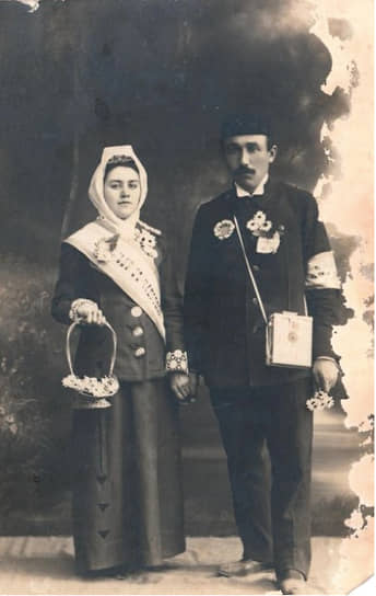 Сестра Салиха Сайдашева с мужем – издателем, журналистом Шигабом Ахмеровым, 1914-1915 гг Шигаб Ахмеров был арестован в 1929 году на фоне респрессий. В 1932 году его приговорили к пяти годам лишения свободы и выслали в Ленинградскую область реабилитирован в 1959 году.

