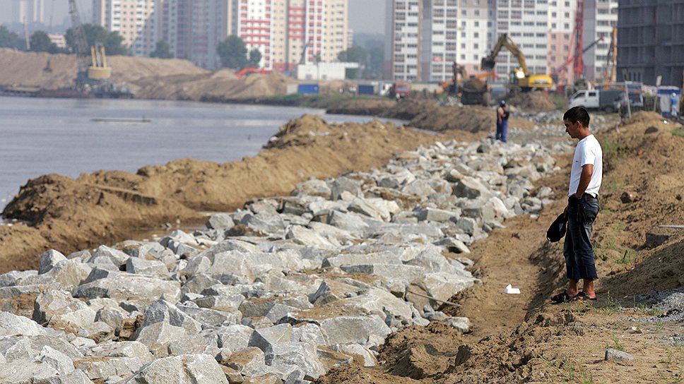 Берега Хабаровска усиленно укрепляют в ожидании рекордного уровня паводка 