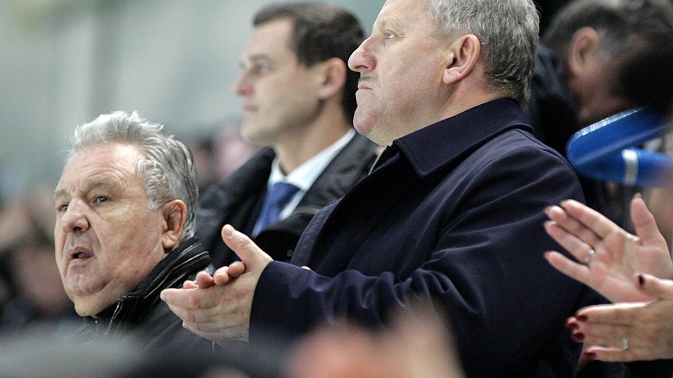 Виктор Ишаев (слева) и Вячеслав Шпорт (справа) болеют за «Амур», но это не спасает клуб от финансовых проблем