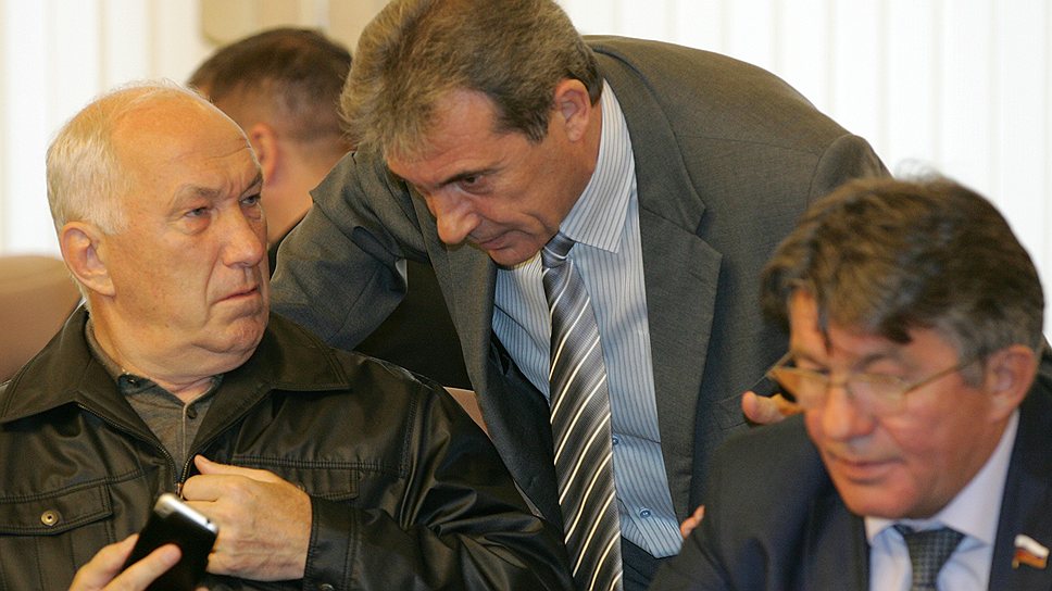 Александр Соколов (слева) поручил еще раз попросить средств у главы краевого минфина Александра Кацубы (в центре) 