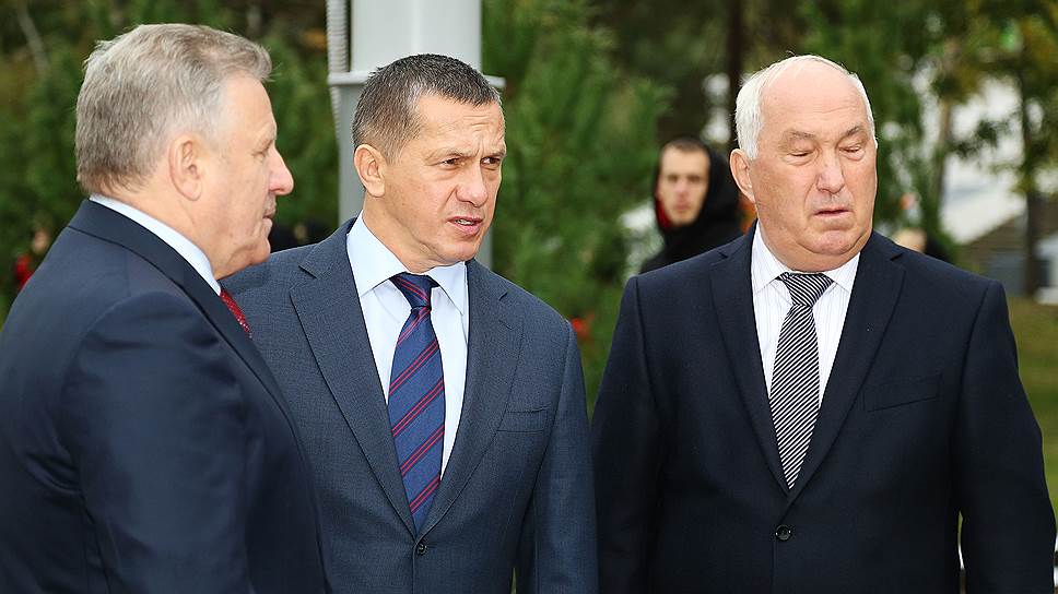 Вице-премьер Юрий Трутнев (в центре) и губернатор Вячеслав Шпорт (слева) разберутся, отпугивает ли мэрия под началом Александра Соколова (справа)  инвесторов